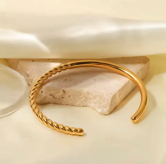 Twisted Aura Cuff